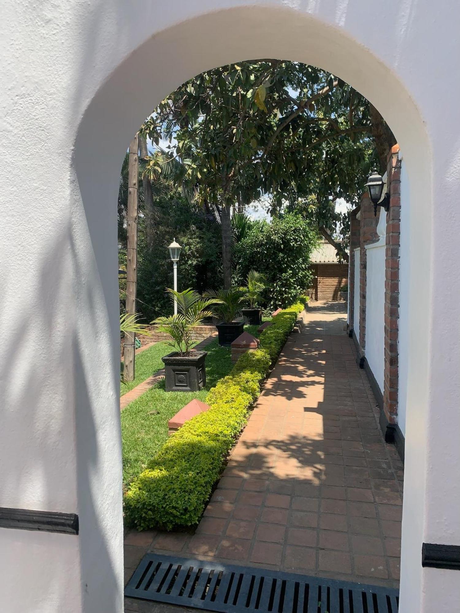 The Leslie Executive Hotel Blantyre Exterior foto