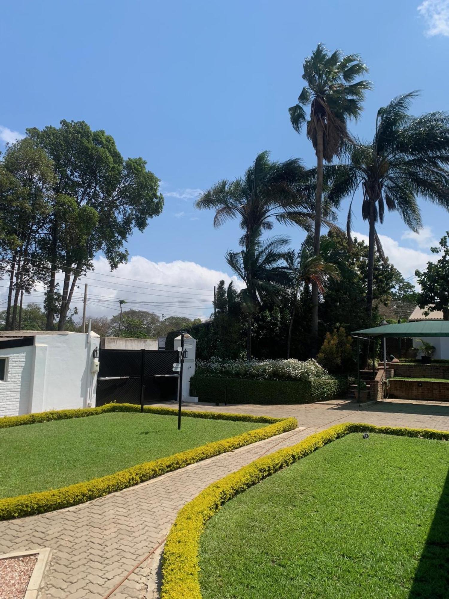 The Leslie Executive Hotel Blantyre Exterior foto